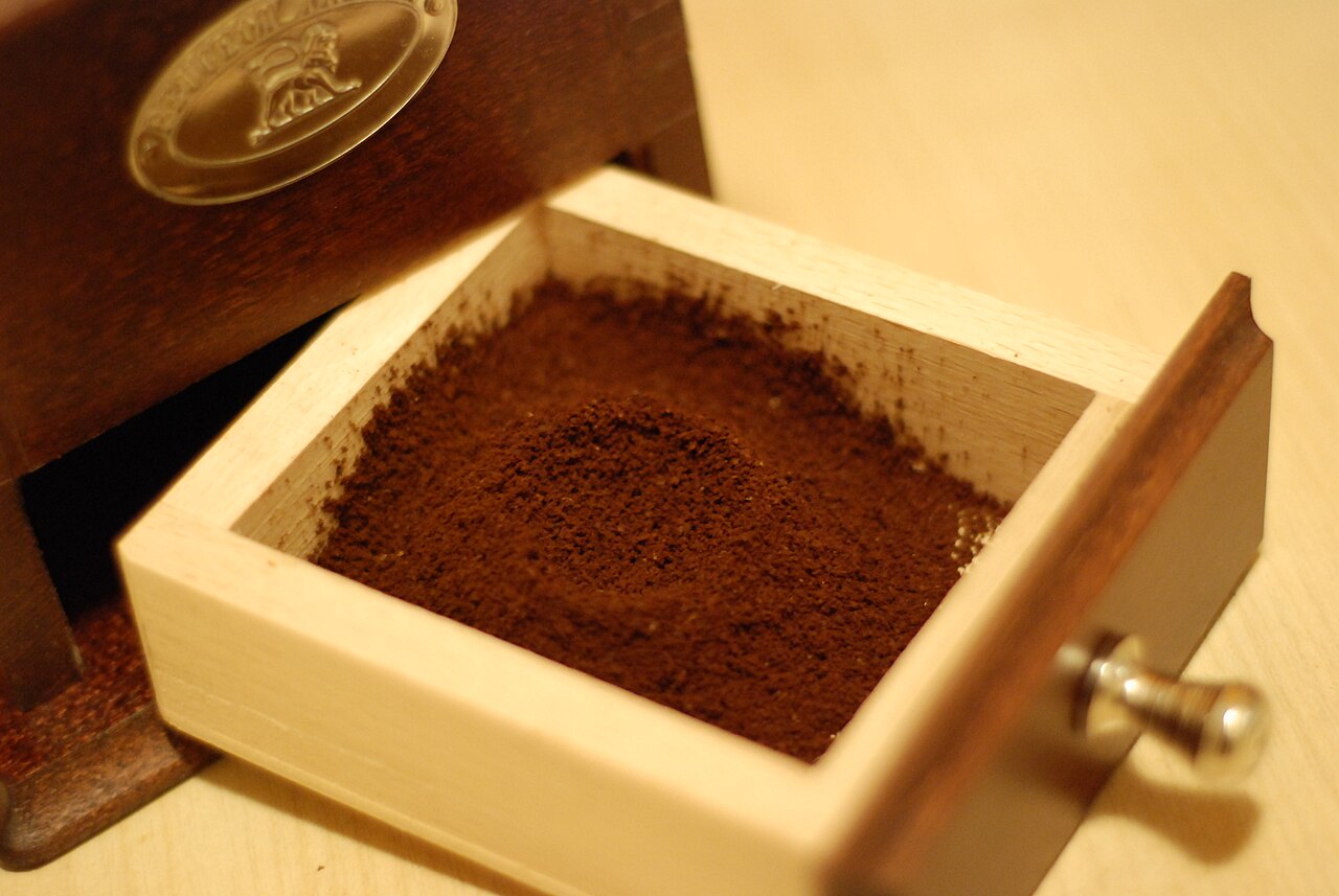 Kopi bubuk yang baru digiling sebagai gambaran seduhan Kopi Kapten