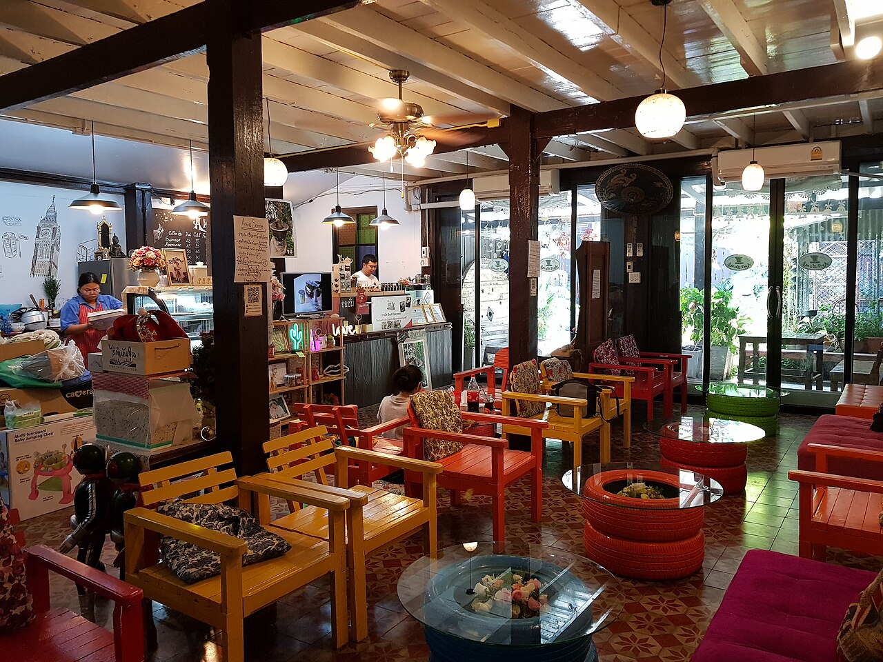 Interior coffee shop dengan meja dan kursi untuk suasana Kopi Nako Lebak Bulus